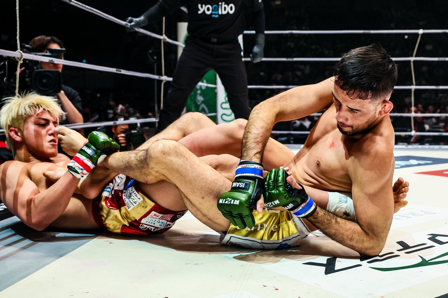 1ラウンド終盤、ヒールフックを狙うクレベル・コイケ　©RIZIN FF Susumu Nagao