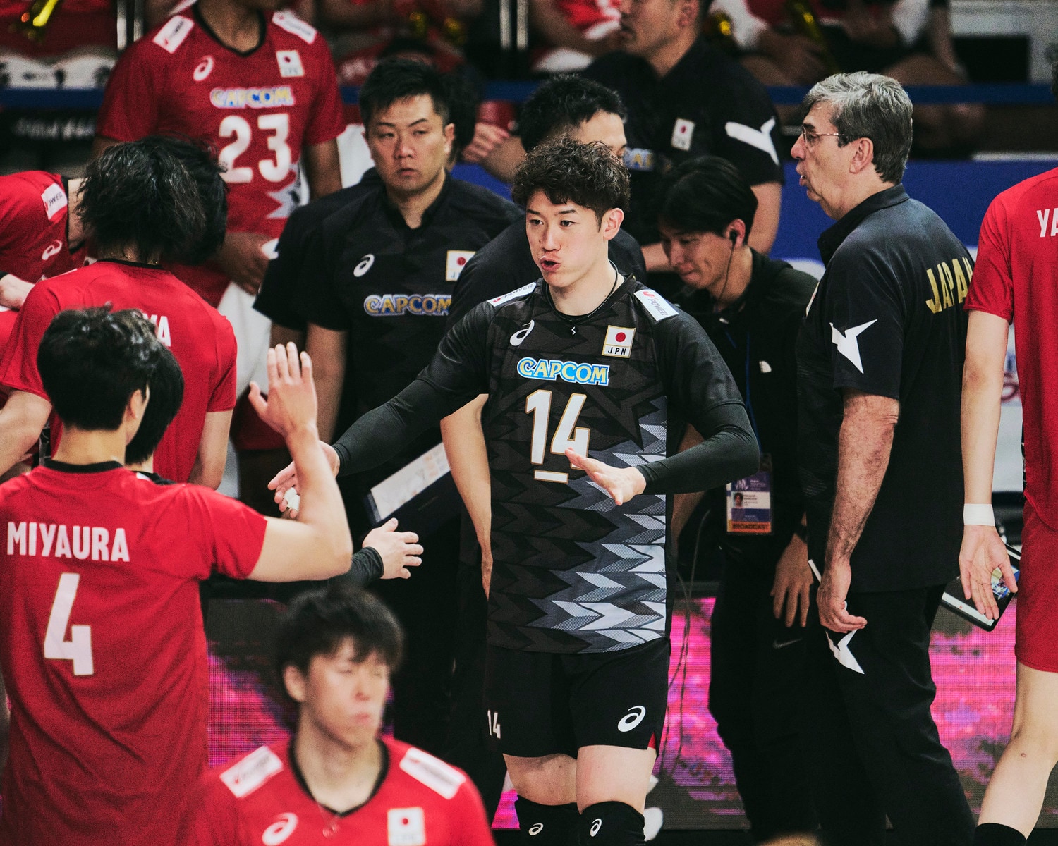 ポーランド戦は“温存”された石川祐希。ベンチから宮浦に言葉をかけるシーンが見受けられた　©︎Yuki Suenaga