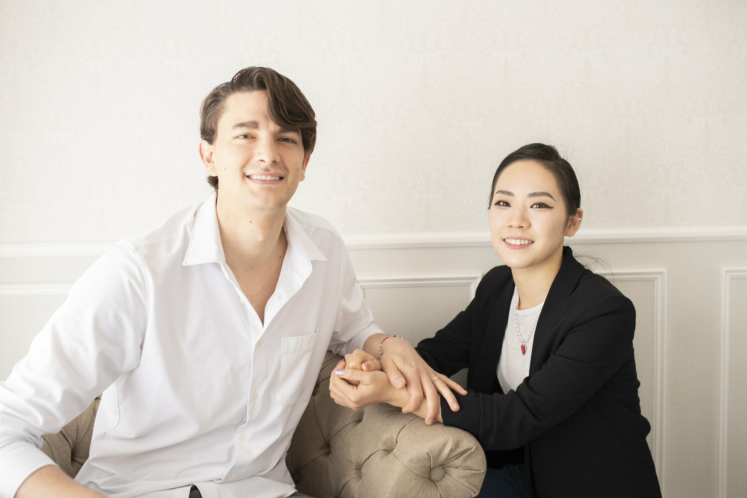 今年3月の北京五輪、フィギュアスケート団体とアイスダンスに出場した小松原美里さんと小松原尊（ティム・コレト）ペア。氷上のカップルであるとともに、結婚6年目のアスリート夫婦でもある（画像をクリックすると、そのほかの「特別撮りおろしカット」もご覧になれます）　©Asami Enomoto