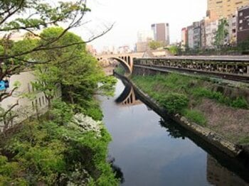 神田川に沿って“東京横断旅行”。フォークソングの銭湯は、今も健在か？＜Number Web＞ photograph by Satoshi Hikita