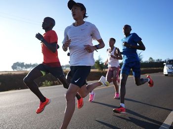 「東京五輪の聞きたくない情報を排除したかった」マラソン代表・大迫傑はケニアで合宿中…紙の練習日誌をつける日々＜Number Web＞ photograph by Junya Osako