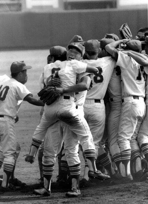 甲子園出場を決めて喜ぶ松井秀喜(中央)ら星稜ナイン(1992年) ©︎Sankei Shimbun