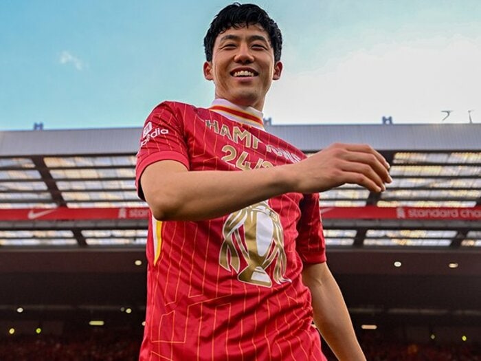 「ここでSBとは！」“リバプールの名クローザー”遠藤航が優勝→守護神とハグ5時間後…日本人記者に明かすウラ話「アリソン、孤立して見えたので」＜Number Web＞ photograph by Andrew Powell/Getty Images