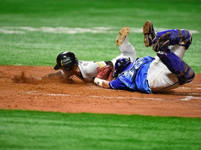 リプレー検証の気になるグレーさ。野球ファン納得の運用法を考える。＜Number Web＞ photograph by Naoya Sanuki