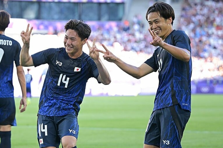 パリ五輪パラグアイ戦での三戸舜介と斉藤光毅。昨季はスパルタでもともに戦った彼ら2人をよく知る日本人トレーナーに話を聞いた ／ photograph by Takuya Kaneko/JMPA