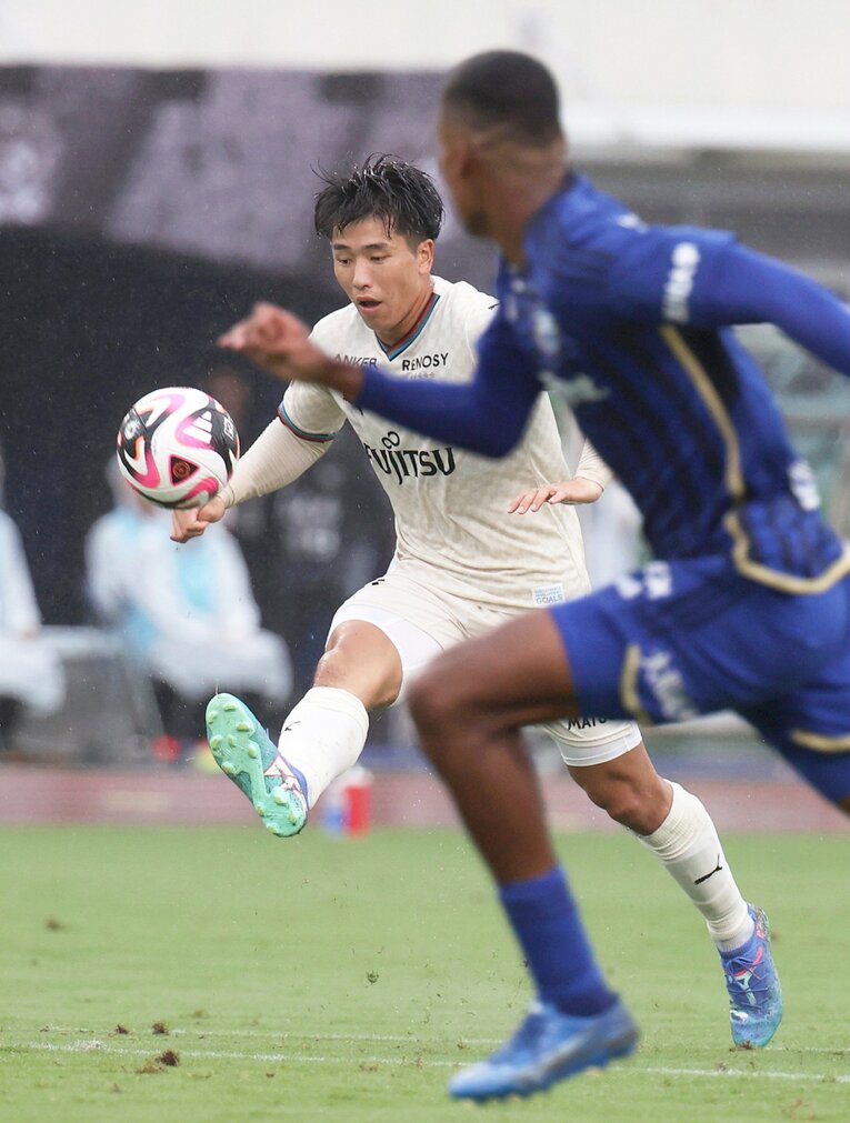 谷晃生の頭上を狙った山田新の絶妙なループシュート　©JIJI PRESS