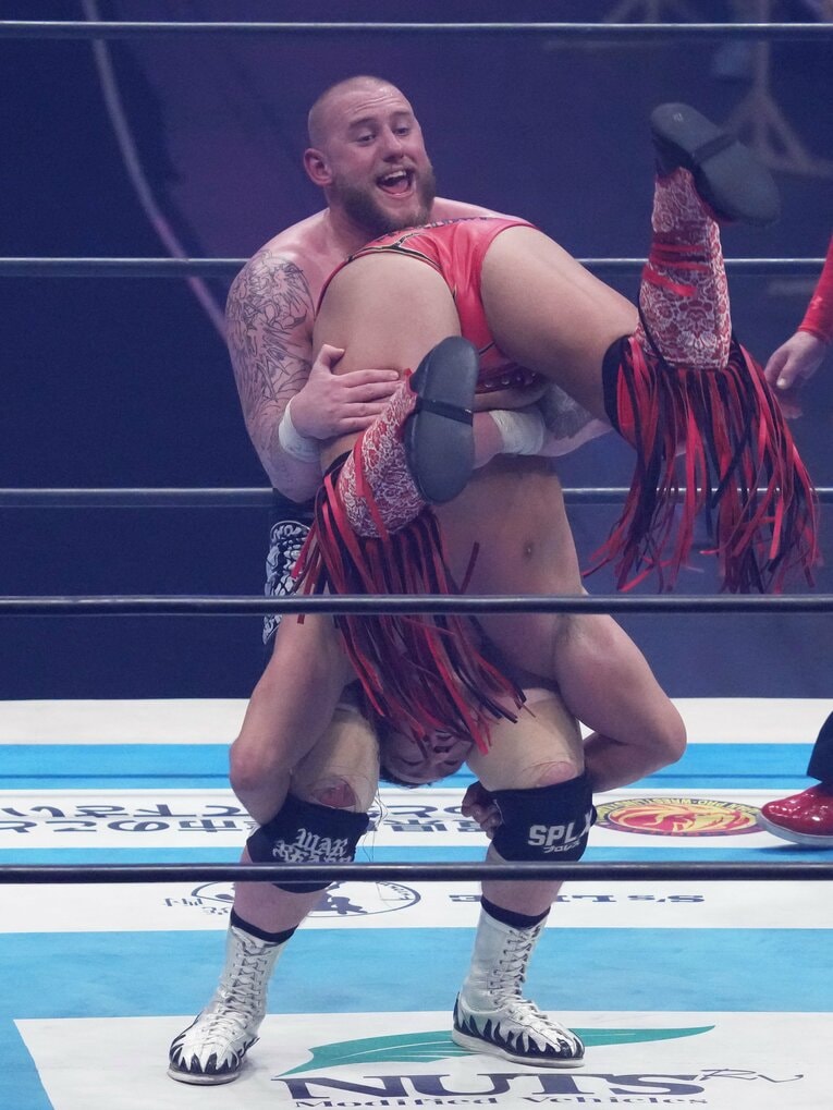 辻陽太をパイルドライバーに持っていくゲイブ・キッド　©Essei Hara