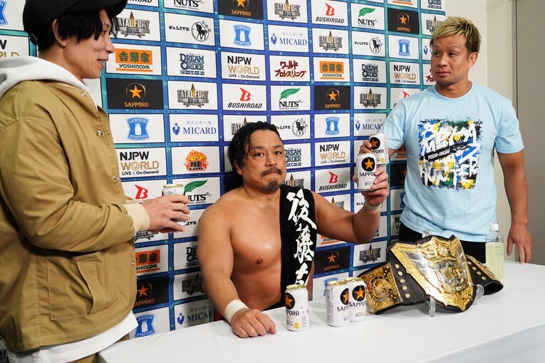 3度目の王座防衛に成功した後藤洋央紀は祝杯をあげる　©Essei Hara