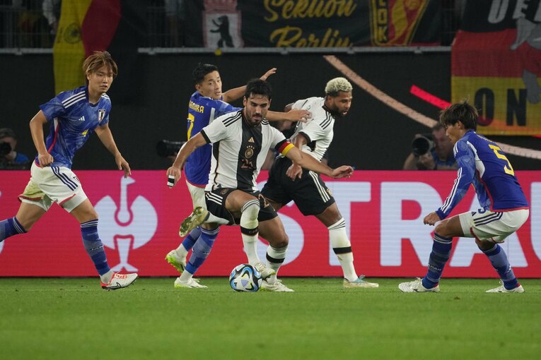 イルカイ・ギュンドアンを取り囲む日本の選手たち　©Masashi Hara