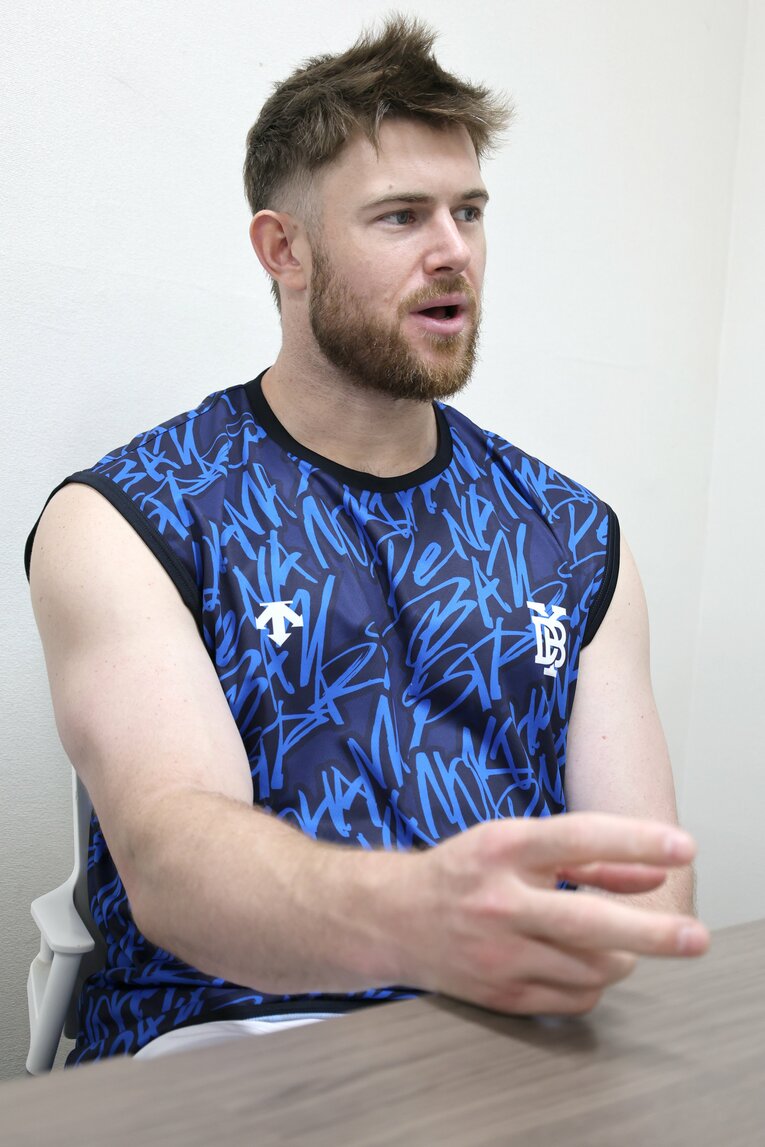 落ち着いた物腰、鍛え上げられた太い腕が印象的なウィック　©NumberWeb