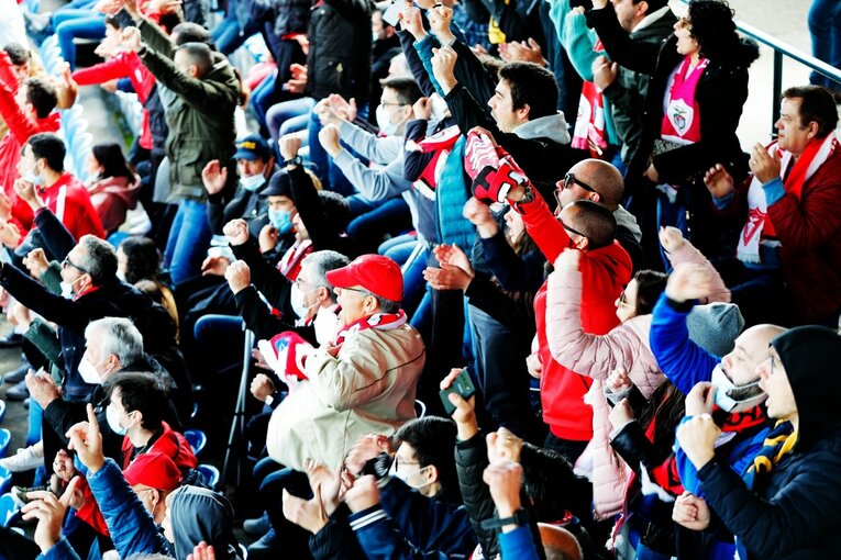 「山の斜面にスタジアム」「守田英正のお薦め料理は…」日本代表MFが戦う“離島クラブ”は美しい風景とグルメ満載だった《現地で撮影》(12)