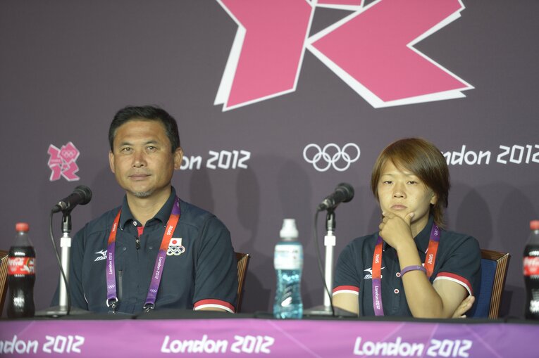 佐々木則夫監督、宮間あや（2012年ロンドン五輪）©︎JMPA