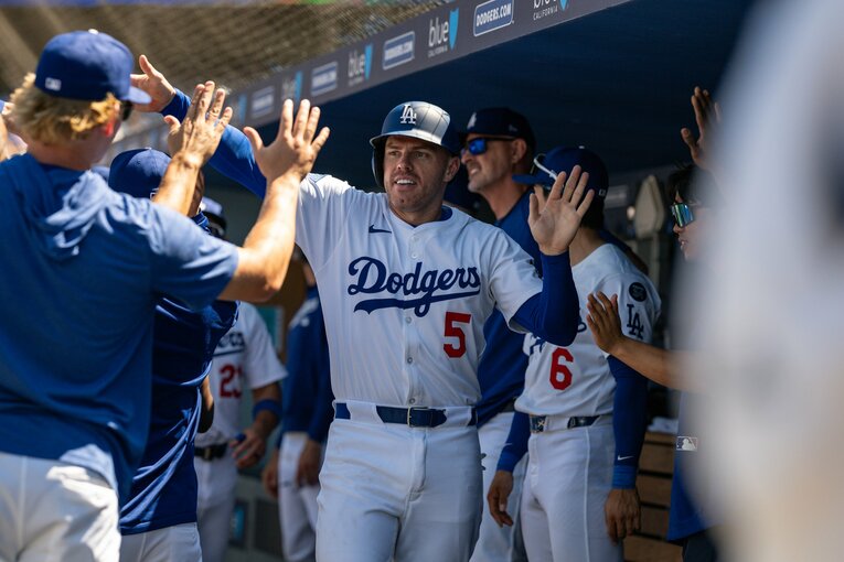 【常勝ドジャースと大谷らの”ステキな日常”／全100枚超】まじめな表情のパヘスとテオスカー…写真はまだまだ続きます　©Nanae Suzuki