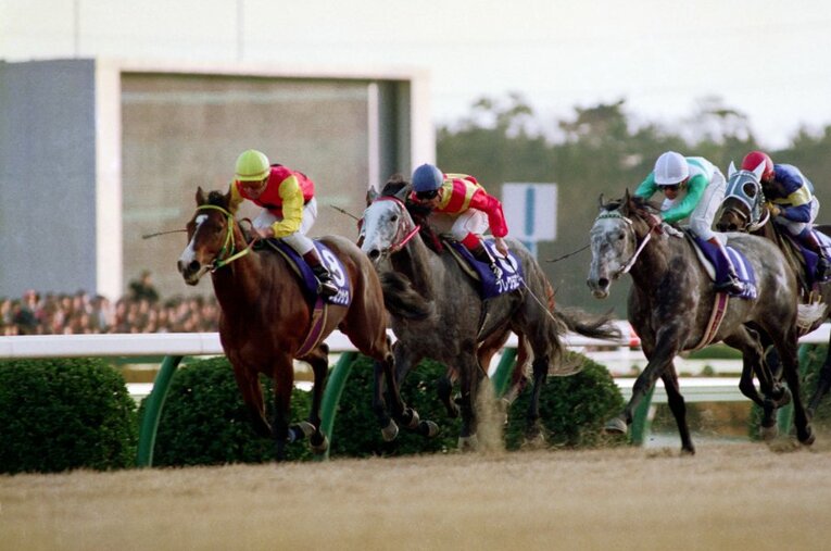 大本命のメジロマックイーンと武豊を破り、有馬記念の歴史に残る大波乱の主役となったダイユウサクと熊沢重文。勝ちタイムは当時のレコードだった ／ photograph by JIJI PRESS