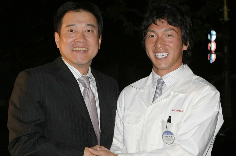 今季限りで現役引退した巨人・長野久義（40歳）。写真は2009年、巨人から1位指名され、原監督と握手 ／ photograph by JIJI PRESS