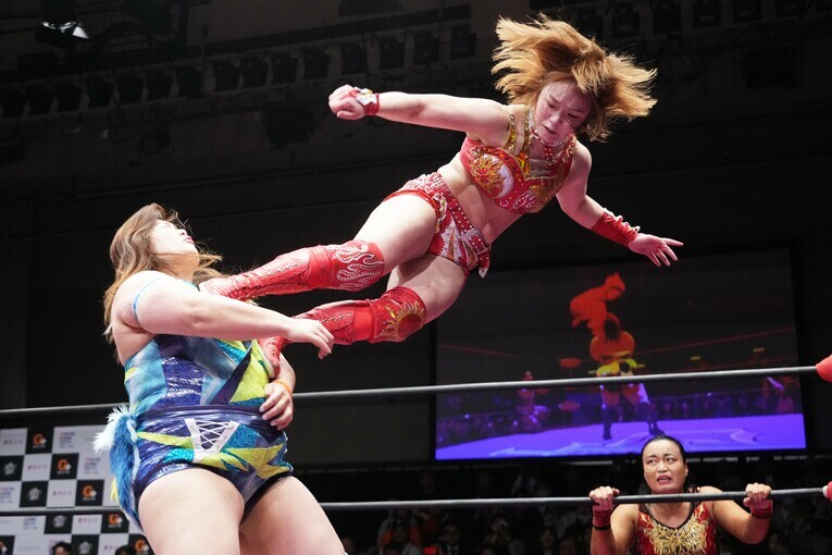 優宇にドロップキックを放つSareee。4月16日、後楽園ホール　©Essei Hara