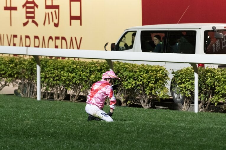 落馬後、ターフの上で途方に暮れるジョッキー　©Getty Images