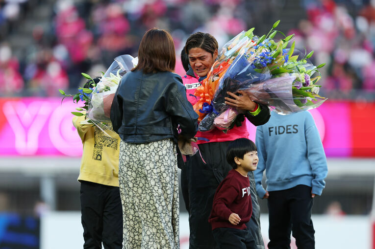 11月27日、引退セレモニーで妻・莉瑛さんから花束を渡され、涙をこらえきれなかった　©AFLO