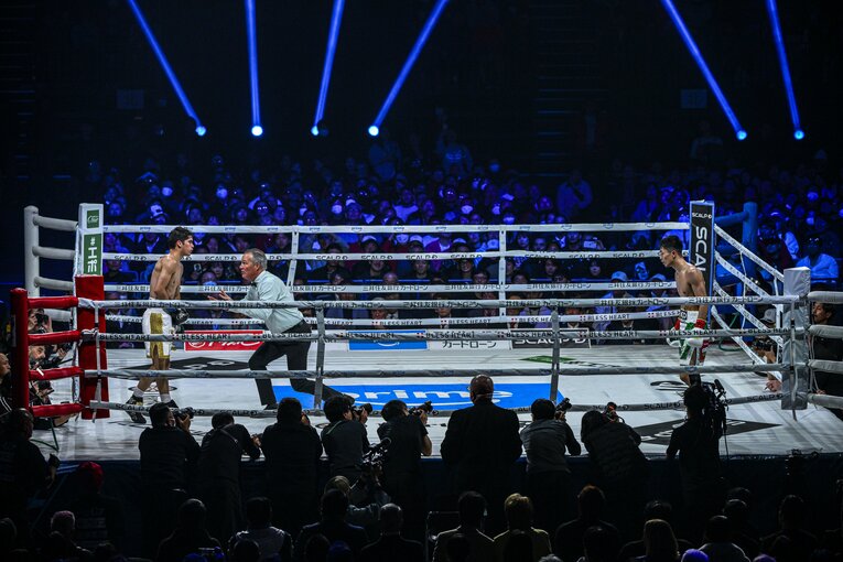 3ラウンド、ダウンを奪った中谷潤人の華麗なコンビネーション（6枚目／全6枚） ©Takuya Sugiyama