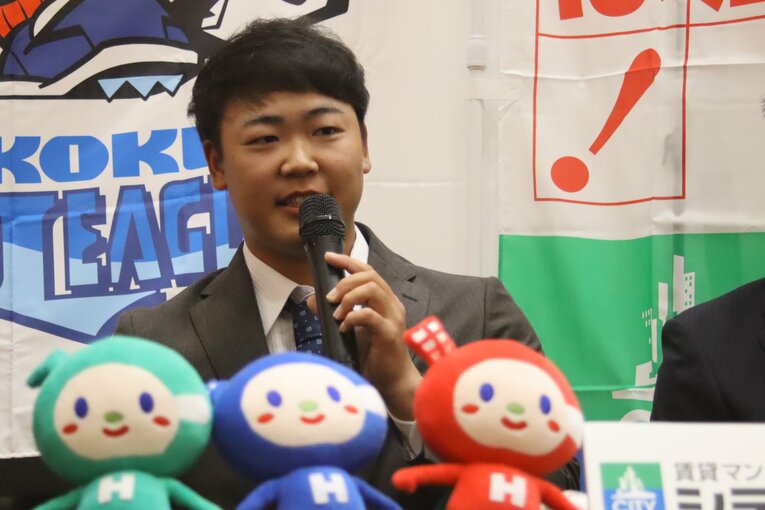 少し驚いた表情を浮かべた藤田 ©Kou Hiroo