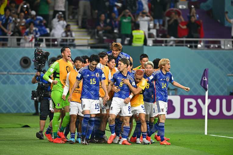 ドイツ戦のゴール後、堂安の近くで祝福する長友　©Takuya Kaneko/JMPA