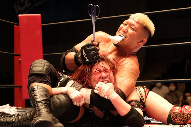 「いつか、傷だらけの背中でウェディングドレスを」 18歳の女子レスラー・鈴季すずが大流血を「嬉しい」と語る理由(8)