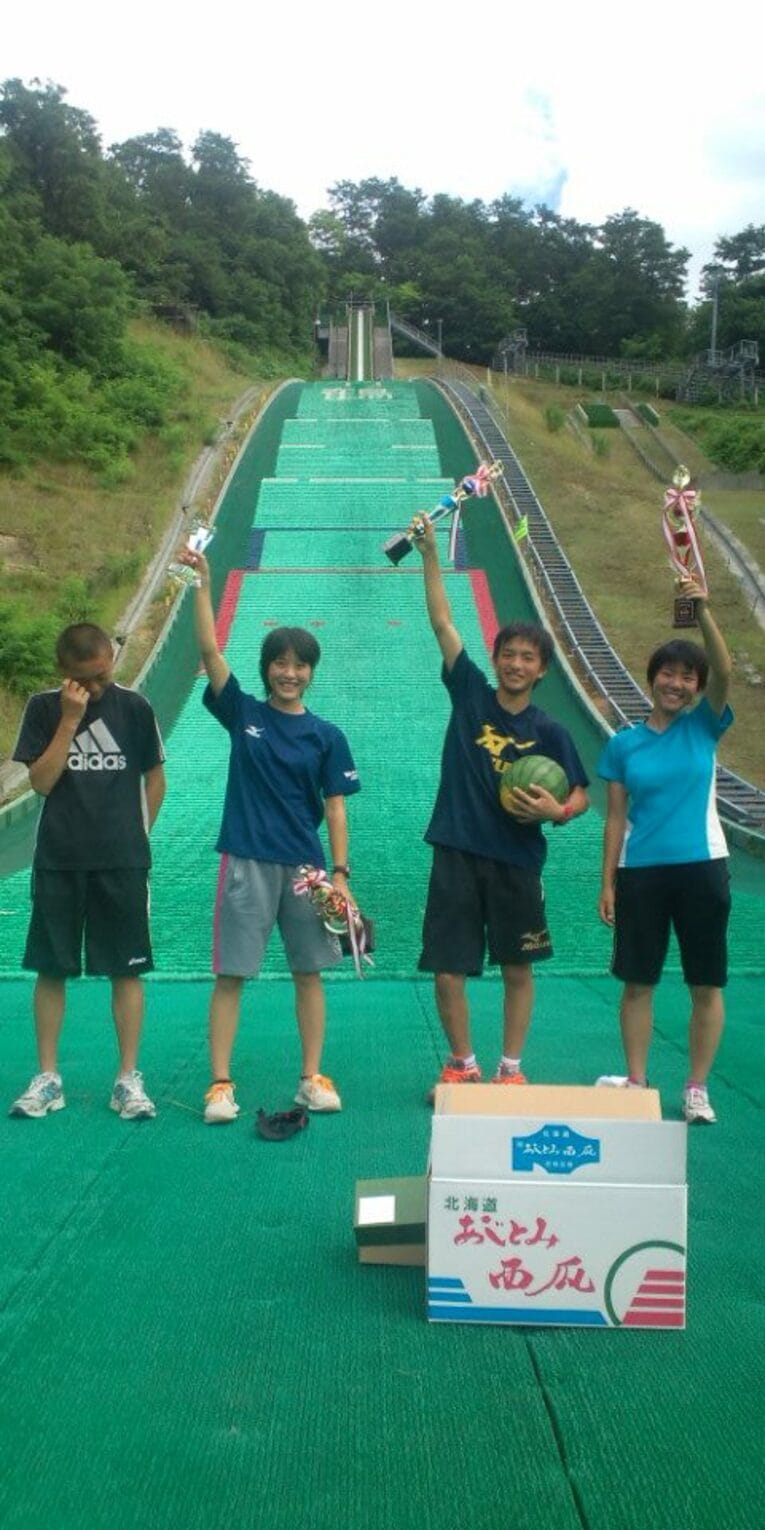 中学校時代の丸山（左から2人目）／取材対象者提供