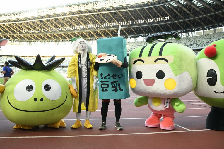 よっこらしょ、と「顔」を元に戻すちょうせい豆乳くん　©Hirofumi Kamaya