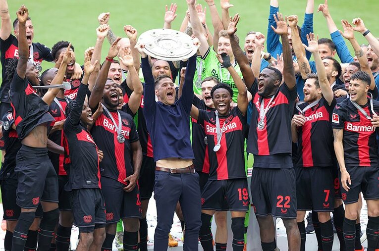 レバークーゼンはバイエルンのV11という長期王朝を打ち破り、無敗でブンデスリーガ優勝。そしてドイツ杯（DFBポカール）も制覇し国内2冠を達成 ／ photograph by dpa/JIJI PRESS