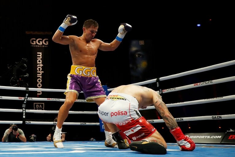 2020年12月、IBF王者ゴロフキンのパンチで悶絶する挑戦者のカミル・シェルメタ　©Getty Images