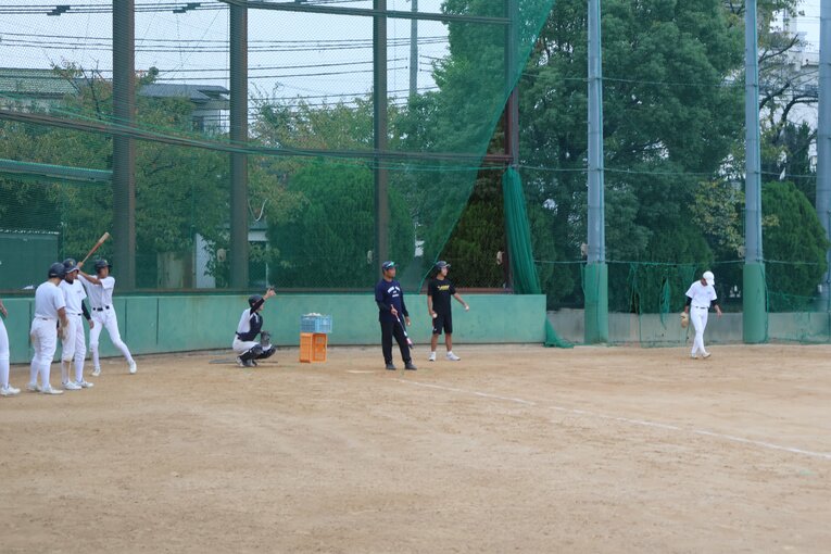 八尾高校のグラウンド。公立校らしく他の部との共同利用のため、変則的な形での利用だ　©Fumi Sawai
