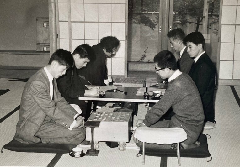 手前は、1965年9月に行われた米長邦雄五段（左・当時22歳）と中原誠四段（同18歳）の王座戦の対局。米長が先輩の貫録を示し、中原のデビュー戦を撃破した　©Noboru Tamaru