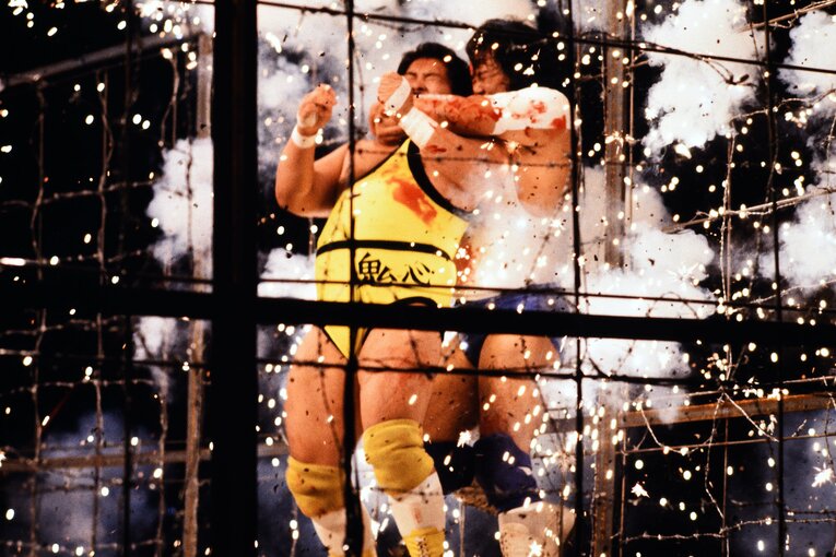 1991年9月23日、3万3000人を動員した川崎球場での金網電流爆破マッチ（クリックすると「この記事の写真」に飛びます。流血等の過激な写真を含みますのでご注意ください）