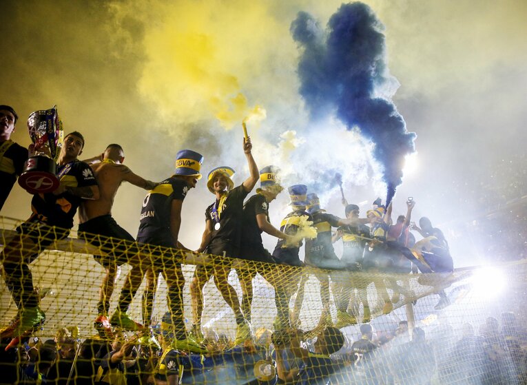黄色と青の発煙筒が焚かれるボンボネーラ。ボカの選手たちまで……　©Getty Images