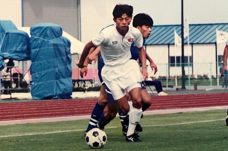 かつて高校サッカー選手権得点王に輝いた江原淳史さん。サッカーとの距離感が離れた時期もあったという ／ photograph by Atsushi Ehara