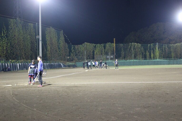 しっかりとしたナイター設備の中で練習する部員たち　©NumberWeb