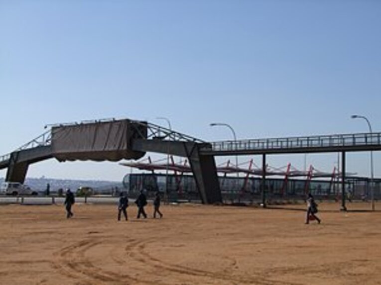 南アの人はマラドーナが異常に好き!?W杯メインスタジアムは未だ完成せず。(2)