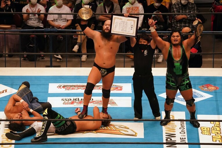 IWGPタッグ王座のベルトと「感謝状」を掲げるオーカーン　©Essei Hara