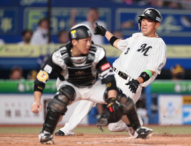 ロッテなどのしぶとい戦いぶりもあり、ソフトバンクも前半戦はやや苦しんだ　©JIJI PRESS