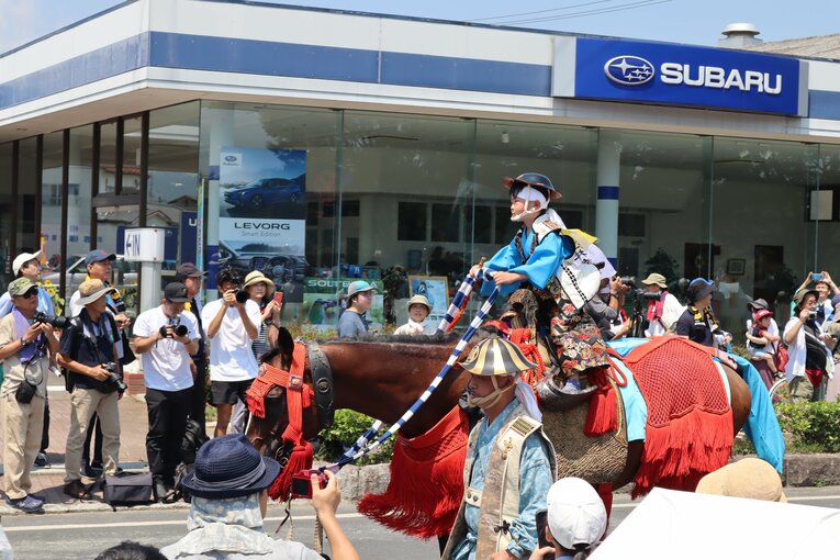 甲冑行列には子供の乗り手も参加