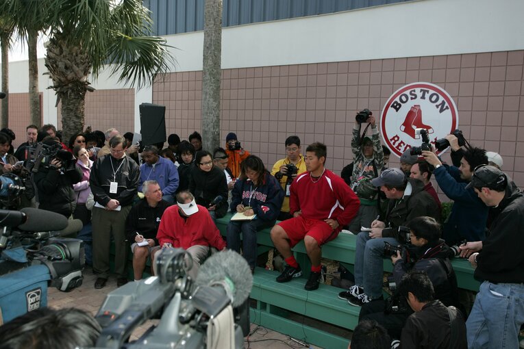 レッドソックスのキャンプ初日、多くの報道陣に囲まれた松坂大輔（2007年）©︎Hideki Sugiyama