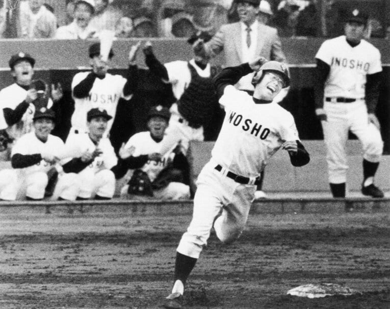 センバツ決勝の帝京戦で2ランを放ち、喜ぶ伊野商・渡辺　©︎KYODO