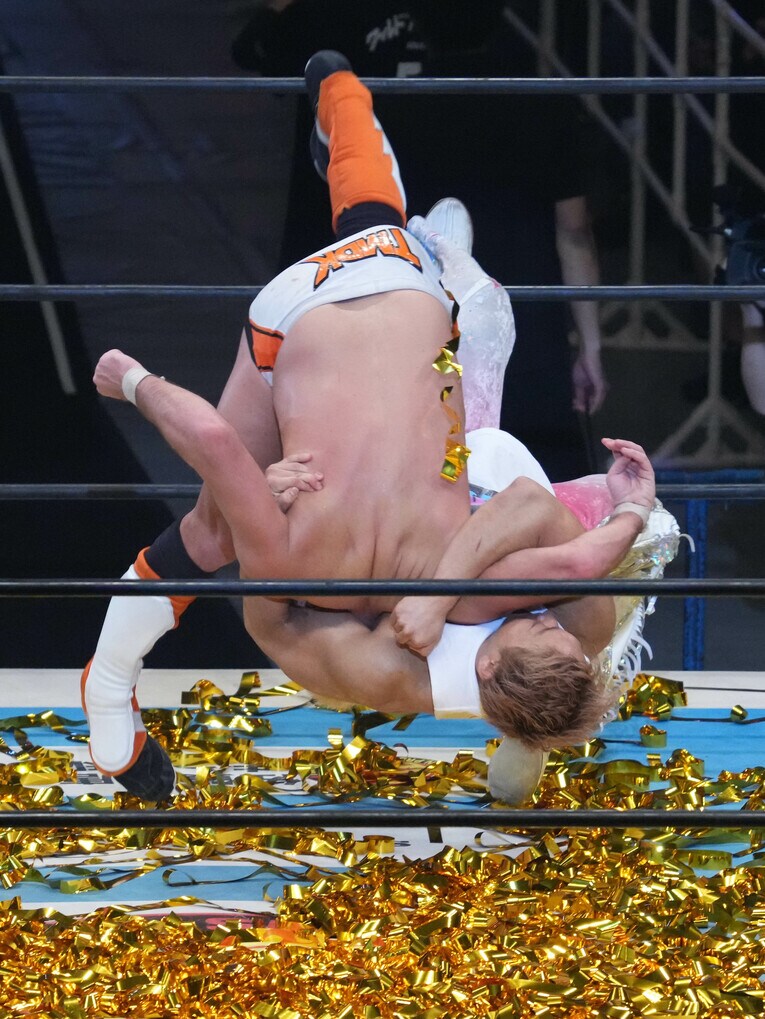 ザック・セイバーJr.にデスライダーを見舞う海野翔太　©Essei Hara