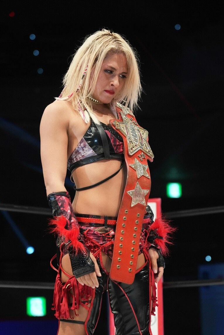 ついに念願の赤いベルトを手にしたジュリア