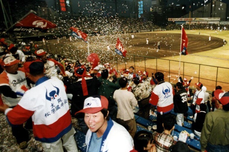 1996年5月、日生球場でプロ野球最後の試合となった近鉄対ダイエー戦。翌97年に閉鎖されたが…日生球場、今は何がある？ ／ photograph by Sankei Shimbun