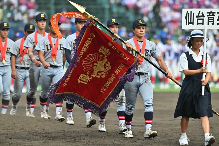 22年、初めて東北勢として深紅の大優勝旗をつかみとった仙台育英　©Hideki Sugiyama