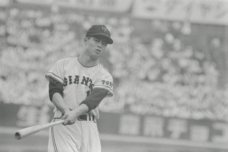 素振りを繰り返す若き日の王貞治（1963年）©︎BUNGEI SHUNJU