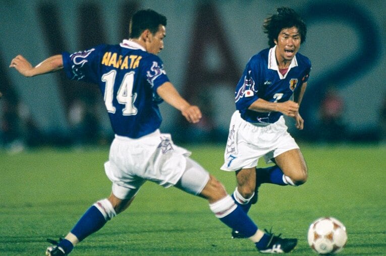 日本代表時代の前園真聖。盟友である中田英寿とコンビネーションを見せる　©Kazuaki Nishiyama