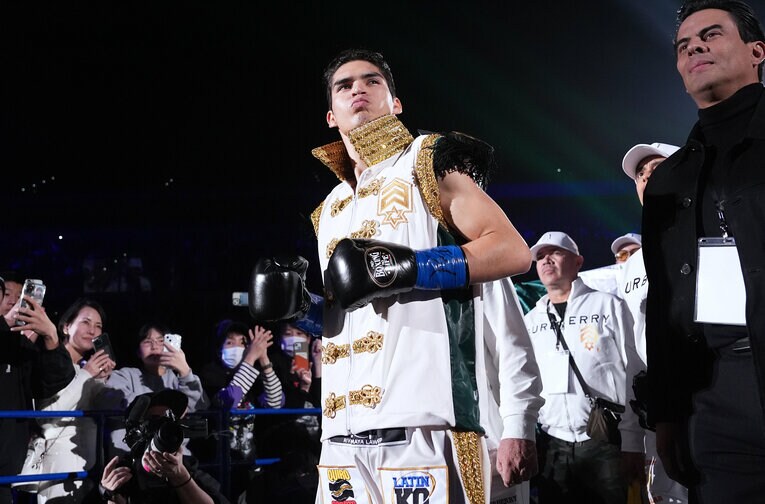 挑戦者ダビド・クエジャルの入場　©Naoki Fukuda