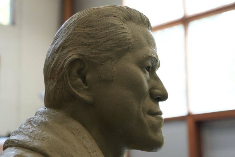 右から見た猪木の粘土像。5月11日撮影